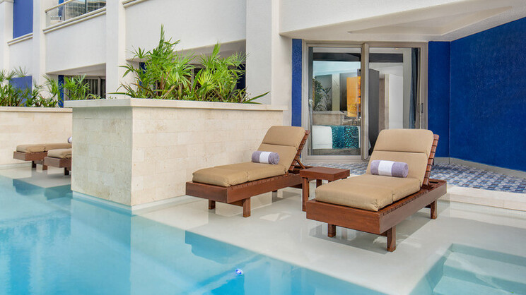 Deluxe Swim-Up (Heaven Adults Only)